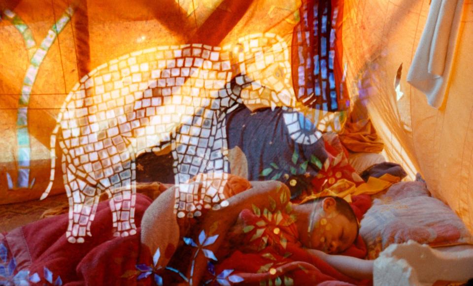 Filmstill aus «Samsara»: Blick in einen Raum wo eine Person auf einer Matraze schläft