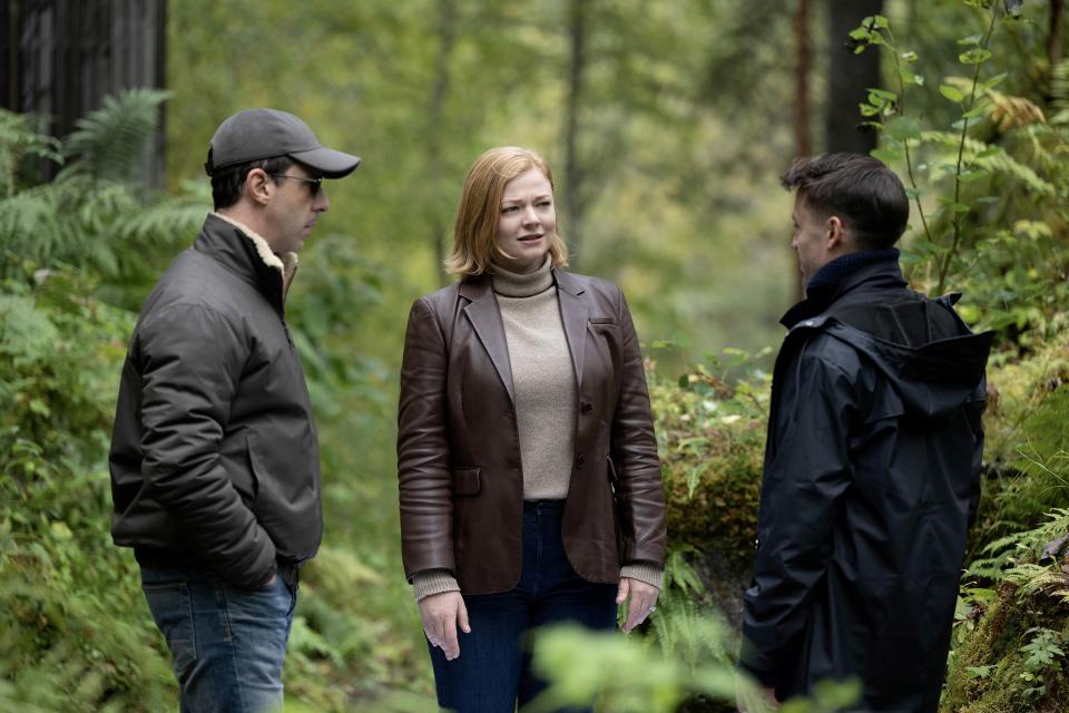 Still aus der Serie «Succession»: die Roy-Erben Kendall (Jeremy Strong), Shiv (Sarah Snook) und Roman Roy (Kieran Culkin) leicht angespannt im Wald