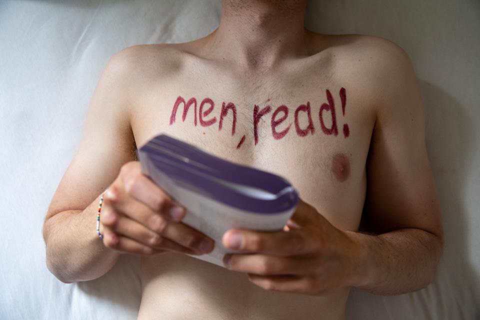 Foto von Sebastian, welcher auf seinen nackten Oberkörper den Aufruf «men, read!» geschrieben hat