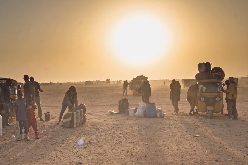 Reisende am Stadtrand von Agadez im Niger