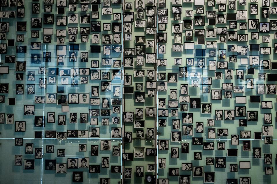 Installation mit Fotos von während der Pinochet-Diktatur Verschwundenen im Museo de la Memoria y los Derechos Humanos in Santiago