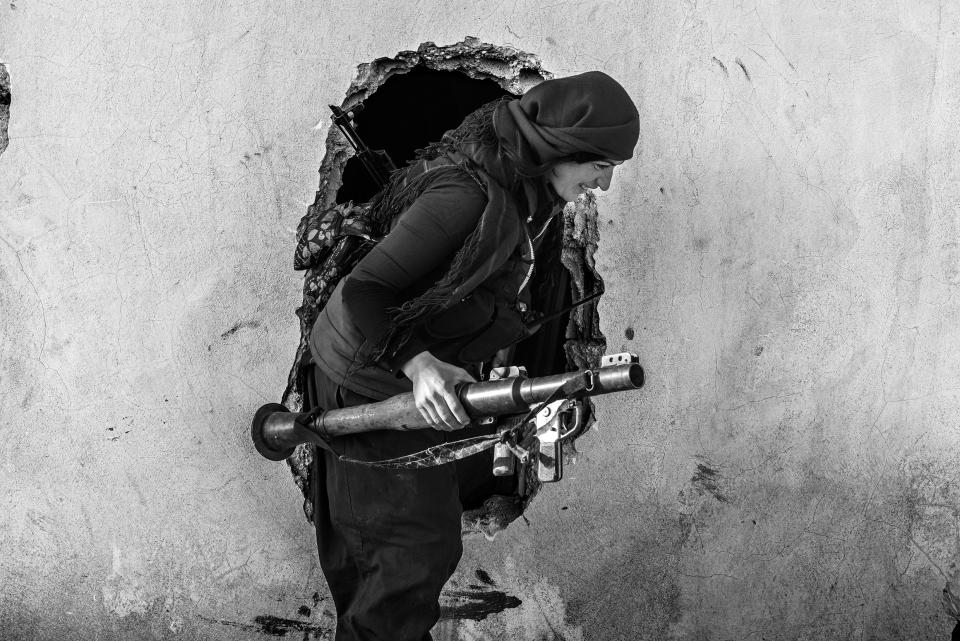 Eine kurdische Kämpferin in Kobani