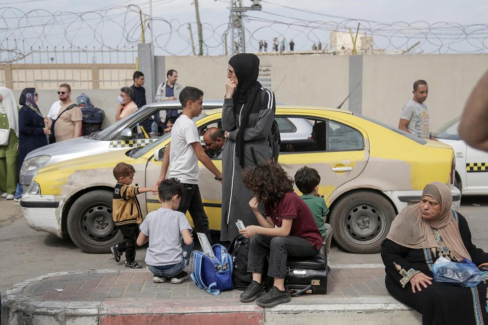 Palästinenser:innen warten an der Grenze zu Ägypten