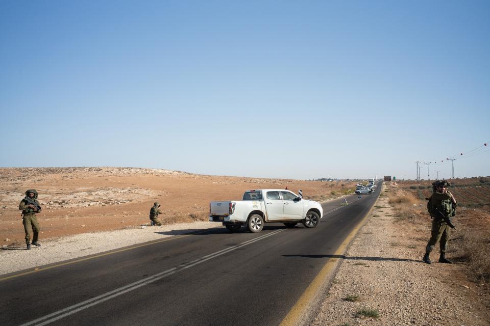 Israelische Soldaten an einer Strassensperre im Westjordanland