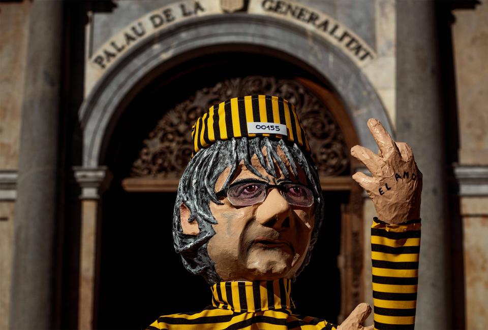 Puppe von Carles Puigdemont in Häftlingskleidung an einer Demonstration