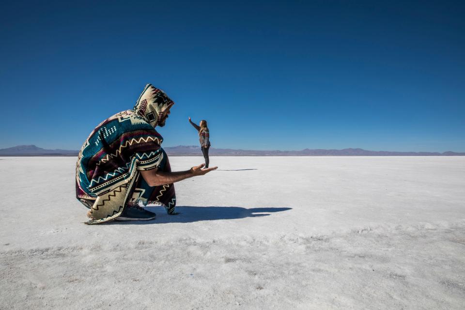 2 Touristen bei der Uyuni-Salzpfanne in Bolivien