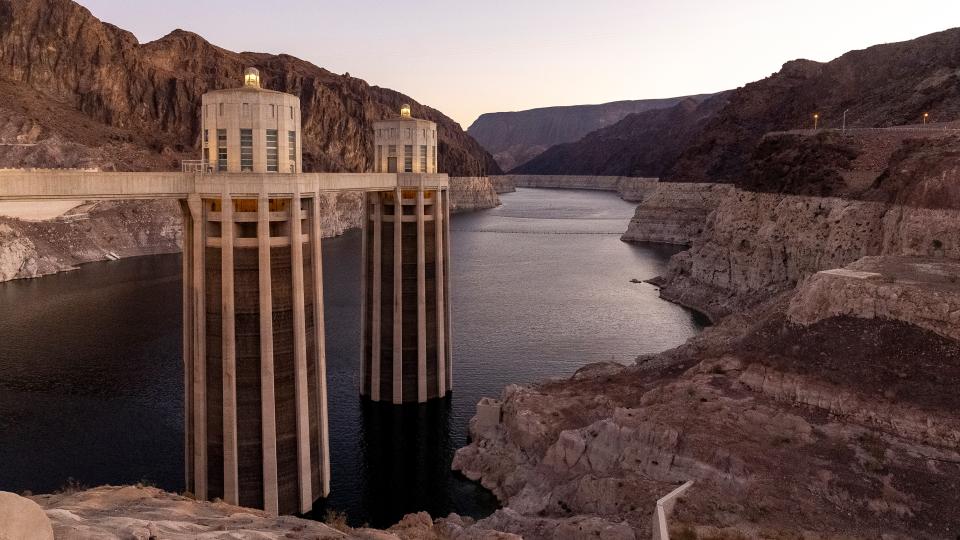 der zum Lake Mead aufgestaute Colorado River beim Hoover Dam