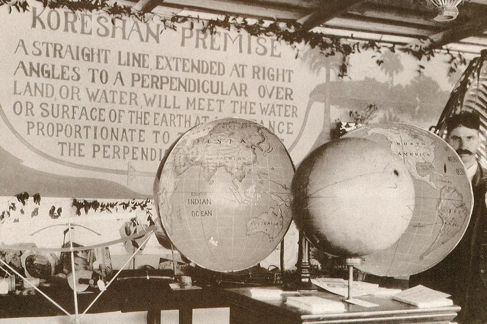 historisches Foto eines aufklappbaren Erdglobus