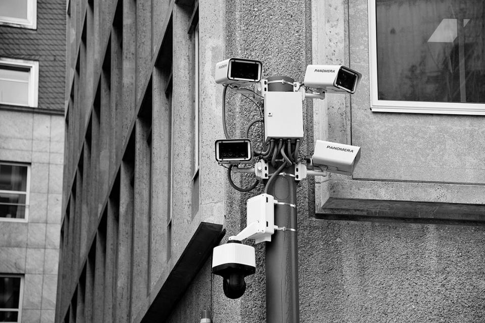 Überwachungskameras am Domvorplatz in Köln