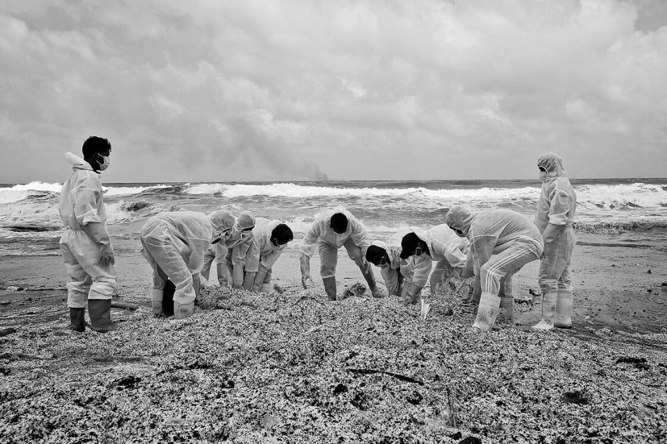 Plastikpellets am Strand von Negombo