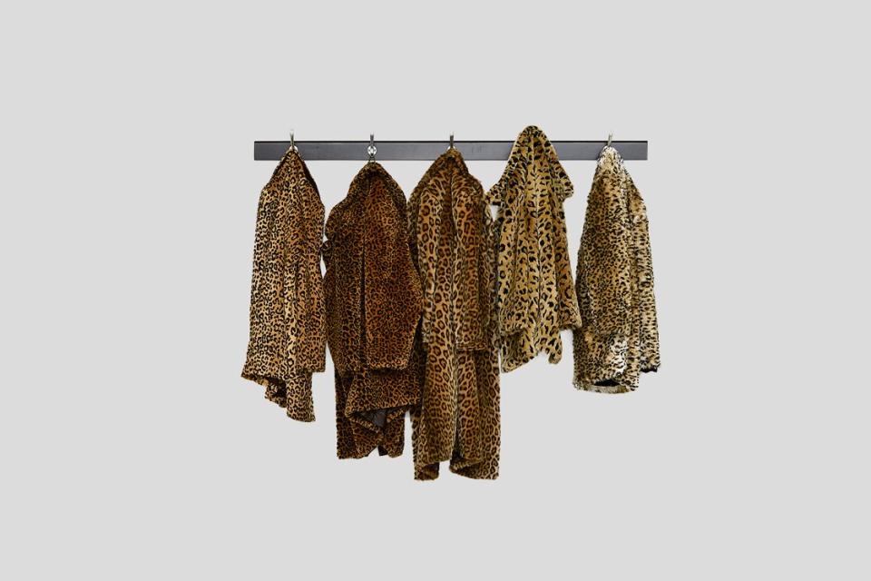 FORT, Fake Five, 2017, Garderobe mit Leopardenmänteln, 120 × 150 cm