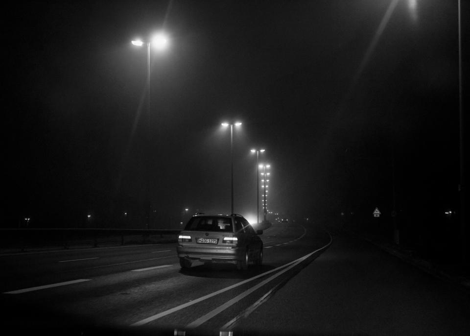 ein Auto nachts auf einer Strasse