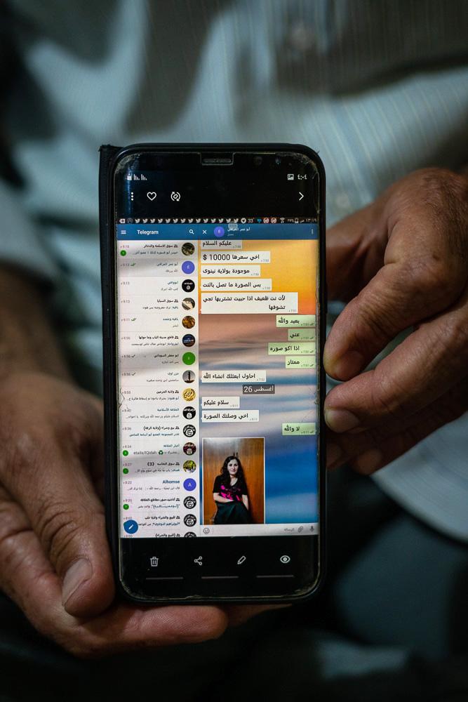 Abdullah Shrem zeigt auf seinem Smartphone eine Telegram-Gruppe, wo jesidische Mädchen verkauft wurden