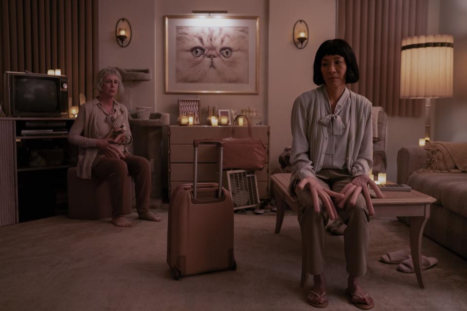Filmstill aus «Everything Everywhere All At Once»: Michelle Yeoh (rechts) als Wäschereibesitzerin zusammen mit der fiesen Steuerbeamtin (gespielt von Jamie Lee Curtis) im Wohnzimmer