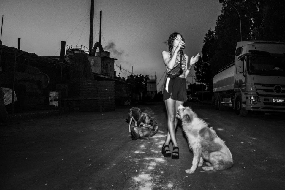 Musikerin Nadia Daou auf der Strasse mit Hunden