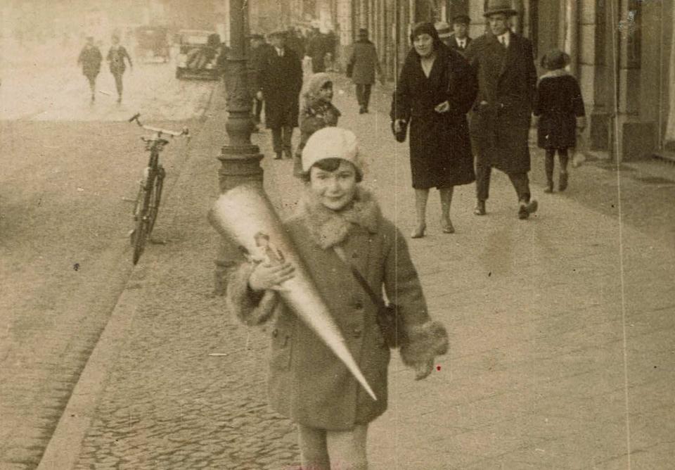 Mira auf dem Weg zur Schule am ersten Schultag in Danzig/Gdansk, 1930