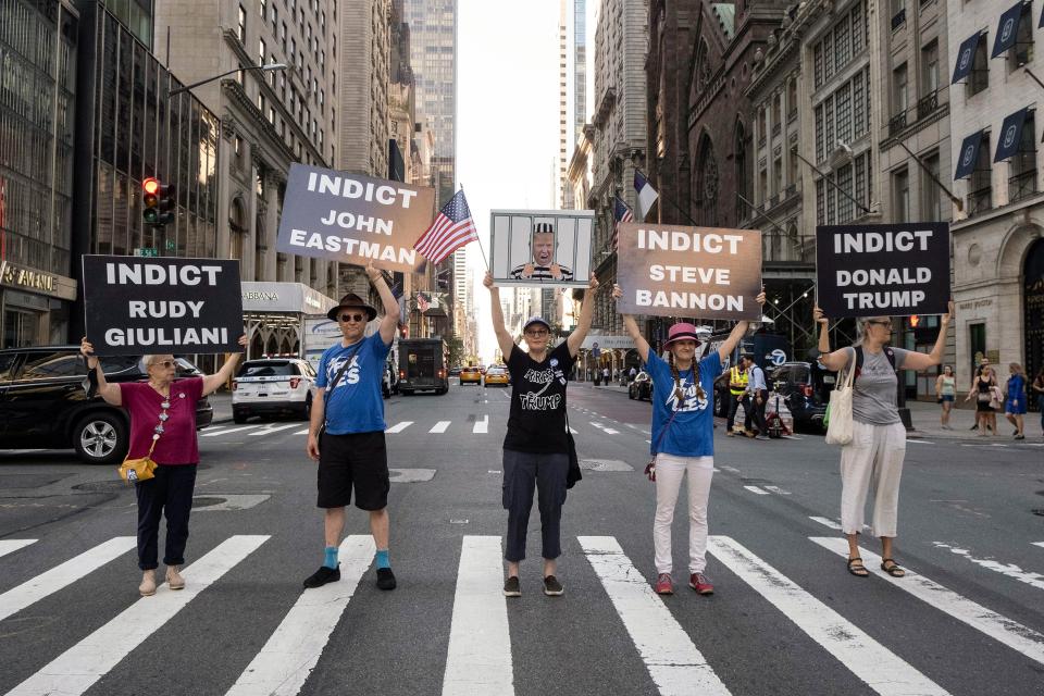 Demonstrant:innen versammeln sich am 9. August vor dem Trump Tower in New York