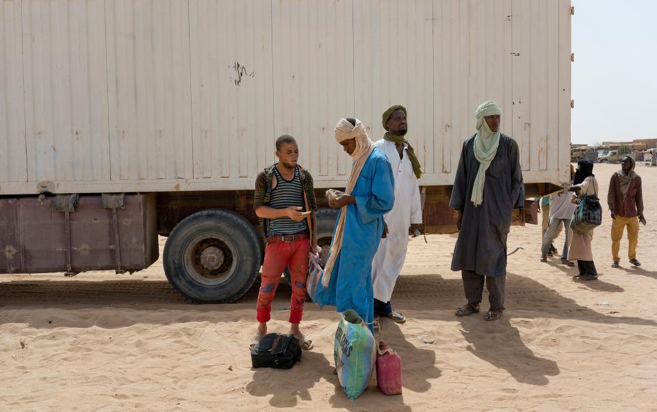 Geflüchtete im nigrischen Grenzort Assamaka vor ihrer Weiterreise nach Algerien