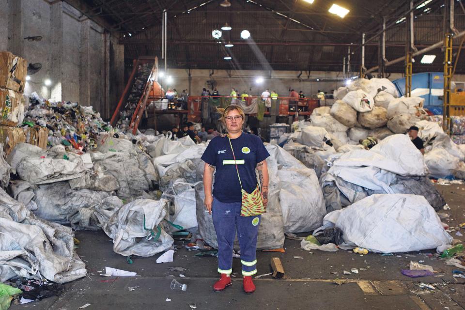 Anna Maria Alfonso, die Leiterin des Recyclinghofs in Cortejana steht inmitten von Plastikabfällen