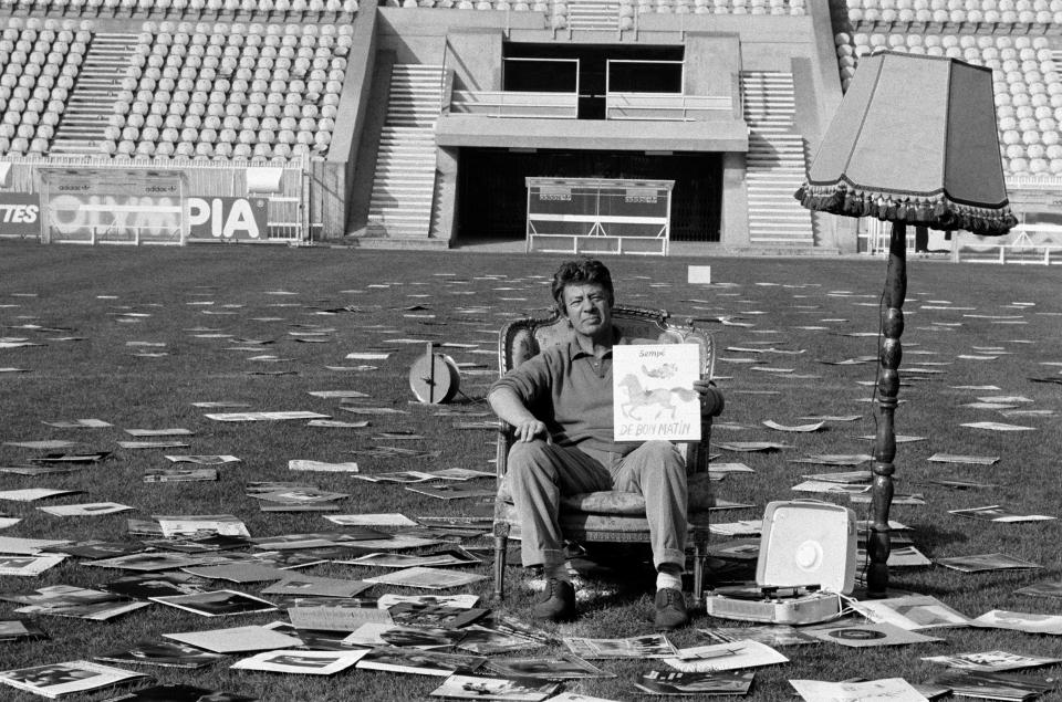 Sempé 1983 bei Dreharbeiten für eine Dokumentation auf dem Rasen eines Fussballstadion