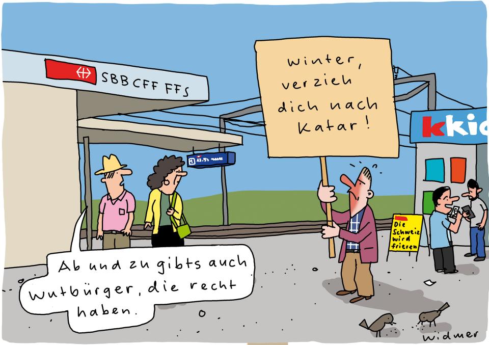 Comic von Ruedi Widmer: Situation am Bahnhof – eine Person hält ein Protestschild in die Höhe auf dem steht «Winter verzieh dich nach Katar!», eine Person kommentiert das: «Ab und zu gibts auch Wutbürger, die recht haben».