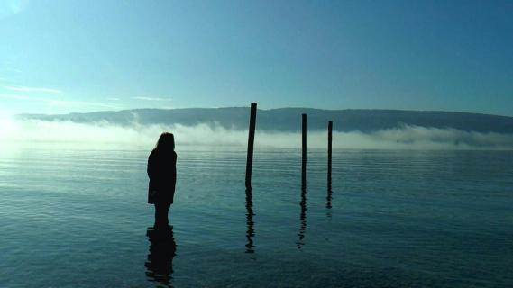 Still aus dem Film «Klassenverhältnisse am Bodensee»: Blick über den Bodensee