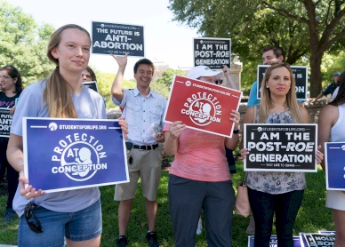 «Pro Life»-Aktivist:innen freuen sich in der texanischen Hauptstadt Austin über den Entscheid des Supreme Court