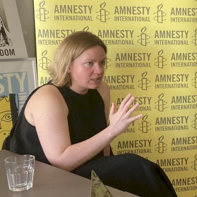 Oxana Pokaltschuk im Amnesty-Büro in Lugano