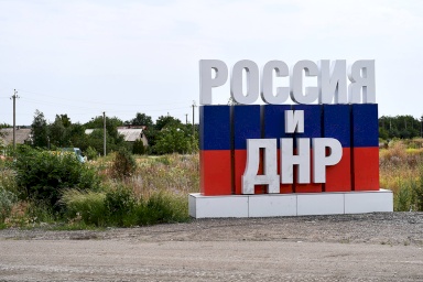 Stele mit der Aufschrift «Russland und DNR» nahe der Stadt Donezk