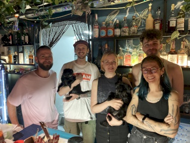 Crew der Karma-Bar in Kyjiw