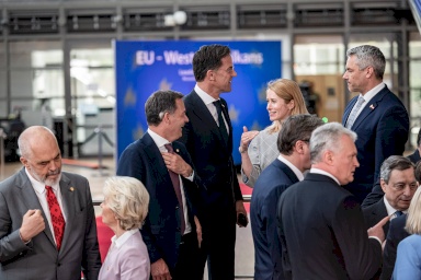 Politiker:innen und Staatschef:innen im Gespräch an EU-Gipfel