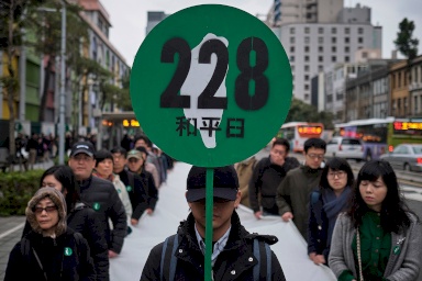 Demonstrationsumzug zum 70. Jahrestag: Die Zahl 228 steht für den 28. Februar 1947, als die Militärregierung einen Generalstreik blutig niederschlug und das Kriegsrecht ausrief.