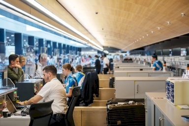 Personal bei der Arbeit hinter den Abfertigungsschaltern am Flughafen Kloten
